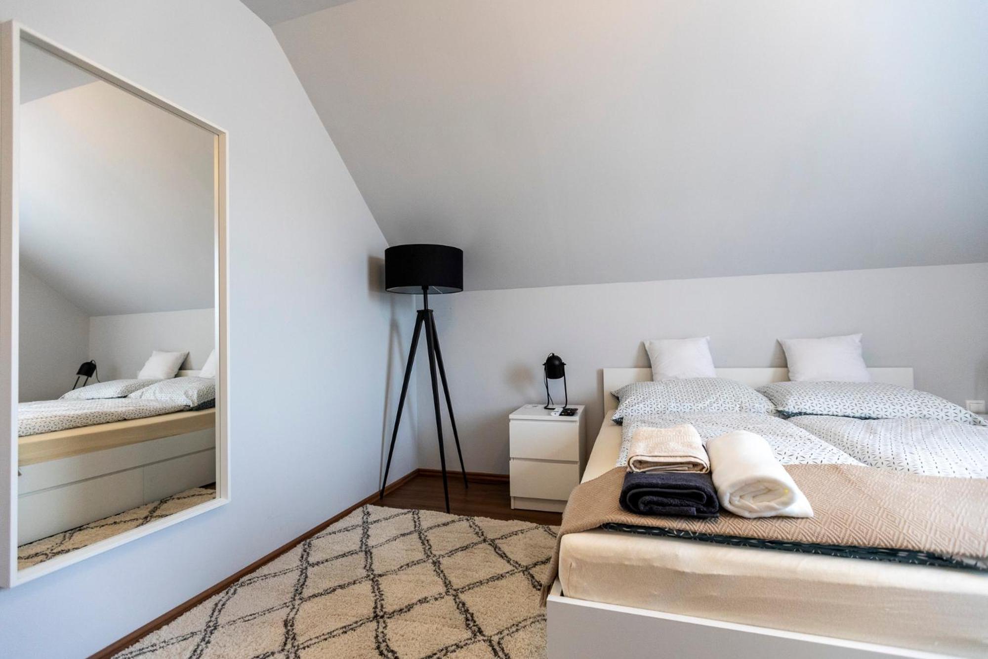 Park Apartman Sarrod Exteriör bild