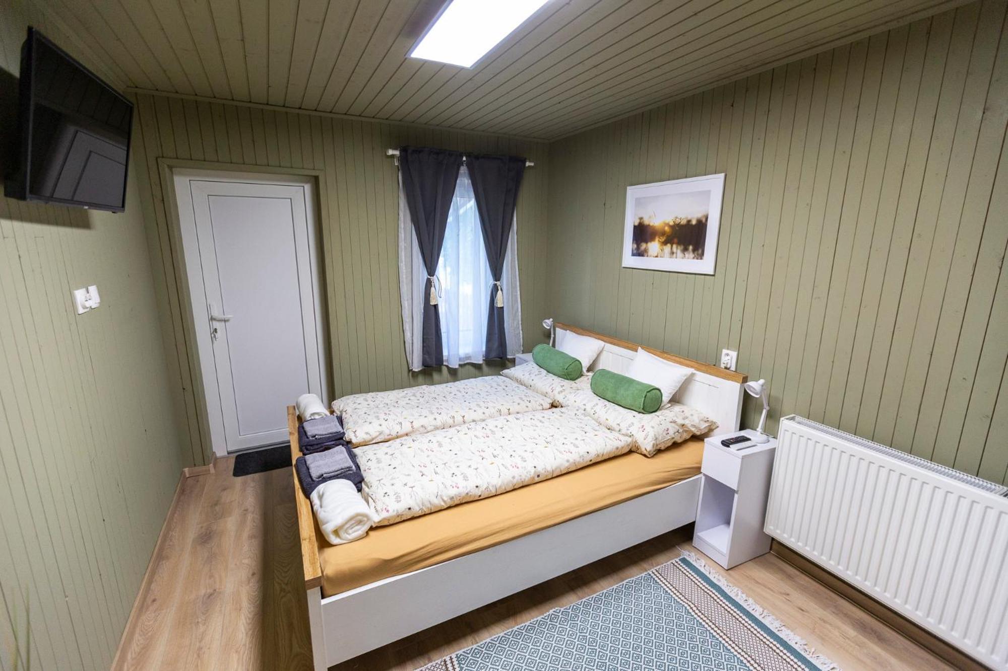 Park Apartman Sarrod Exteriör bild